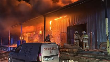 В Алматы пожарные предотвратили взрыв на складе