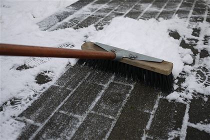 Снег в Алматы убирают более тысячи рабочих