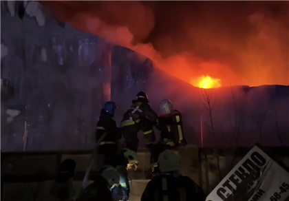 Почти 100 пожарных тушили цех в Астане