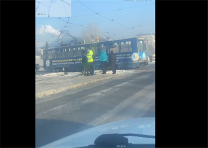 В Усть-Каменогорске трамвай сошел с рельсов