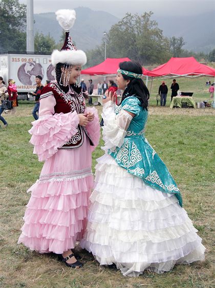«Многие казахстанцы до сих пор стесняются носить казахскую одежду в повседневной жизни» ― обзор казпрессы