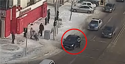В столице пьяный водитель протащил полицейского на своей машине