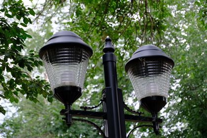 Аким Алматы пообещал жителям города восстановить тротуарное освещение
