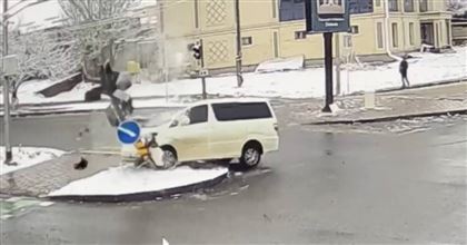 В Шымкенте пьяный водитель без прав протаранил светофор и врезался в автомобиль