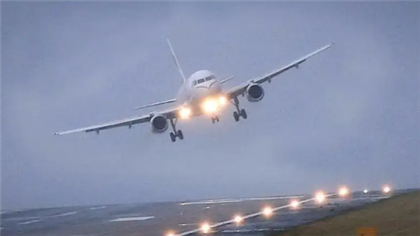 В Уральске самолеты не могут совершить посадку из-за сильного ветра