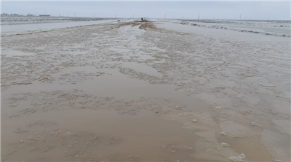 В ЗКО талые воды затопили участок дороги