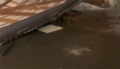  Штормовой ветер сорвал крышу здания в Астане - видео