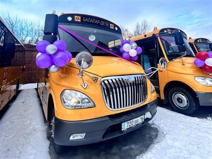 Школы в ВКО получили новые автобусы