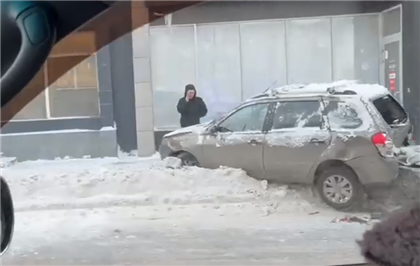 Автомобиль вылетел на тротуар в результате ДТП в Усть-Каменогорске