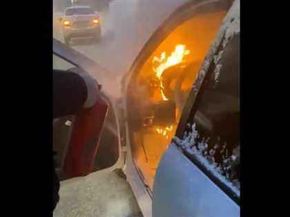 Автомобиль загорелся во время движения в Усть-Каменогорске 