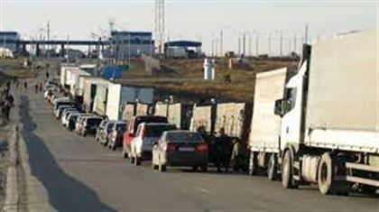 В Актюбинской области скопилось более тысячи машин на трассе 