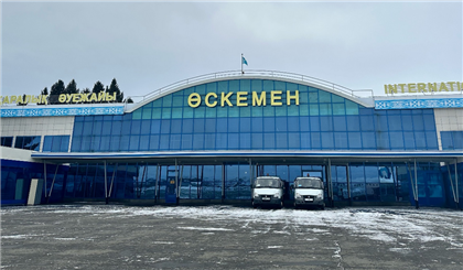 В Казахстане не хватает авиатоплива - в Усть-Каменогорске им полили пути