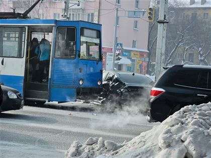 В Усть-Каменогорске в ДТП с трамваем пострадал мужчина