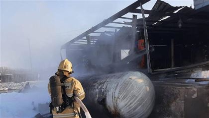 Карагандинские пожарные, рискуя собой, предотвратили взрыв газовой цистерны