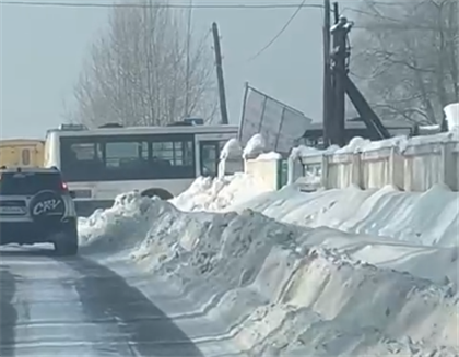 Автобус врезался в бетонное ограждение в Усть-Каменогорске