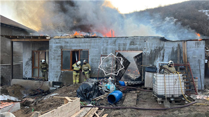 Недостроенный дом загорелся в Алматинской области