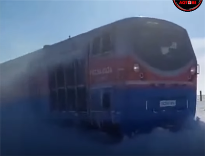 В Актюбинской области в снегу застрял поезд