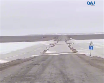 В Актюбинской области затопило дорогу талыми водами