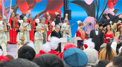 Касым-Жомарт Токаев поздравил казахстанцев с Наурызом на площади в Алматы