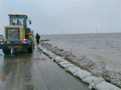 В ЗКО часть дороги части дороги "Самара-Шымкент" затопило талыми водами