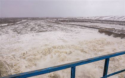 В Актюбинской области из водохранилища продолжают сбрасывать воду