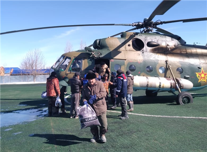 Военные летчики доставили в кризисные районы более десяти тонн гуманитарной помощи