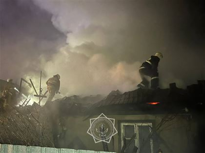 В Алматы огнеборцы из пожара вытащили 2 газовых баллона