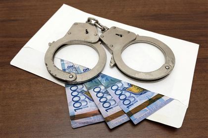 В Костанае осудили двоих полицейских за взятку