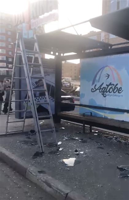 Три девушки пострадали из-за упавшего рекламного щита в Актобе