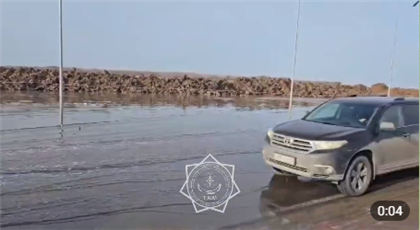 В столице дорогу по проспекту Улы Дала затопило талыми водами