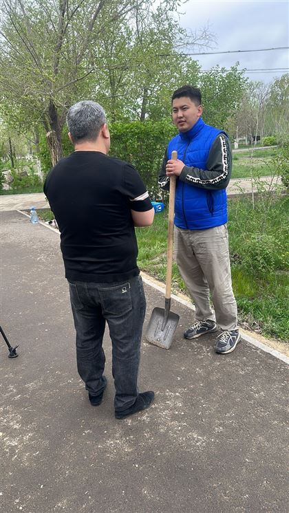В Жезказгане в рамках республиканской экологической акции "Таза Қазақстан" было высажено 100 деревьев