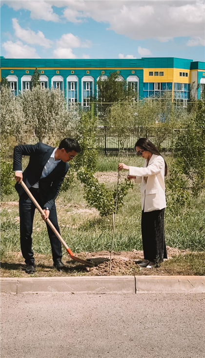 Молодые семьи посадили саженцы деревьев в Кызылорде