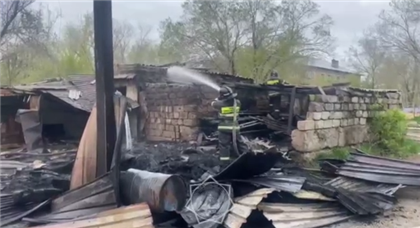 Сарай с гаражом горели в Темиртау