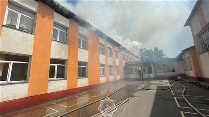 В школе Шымкента тушат пожар