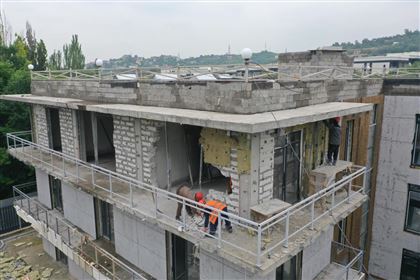 Незаконно возведенный третий этаж ЖК сносят в Алматы