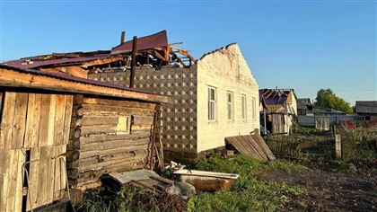 В ВКО сильный ветер сорвал крыши десятков домов