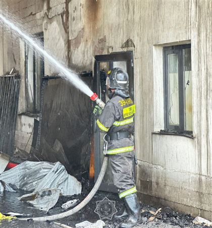 Работники мебельного цеха пострадали при тушении пожара в Туркестане 