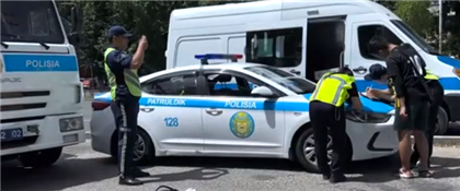Алматинские полицейские задержали вооруженного пистолетом мопедиста