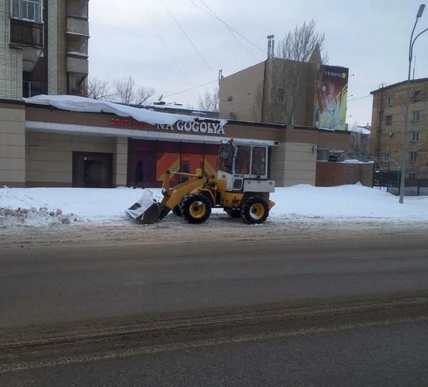 Одинокий неуправляемый трактор на ул. Гоголя