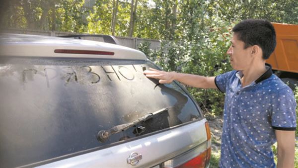 Ринат Абдикеримов Вечером помыл машину. Видите, какой утром слой пыли Дома также, если открывать окна