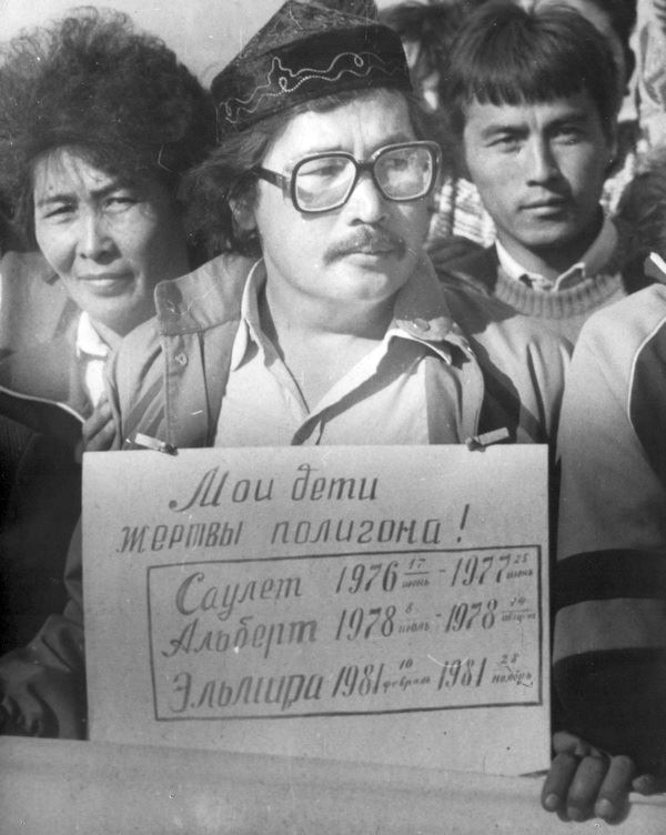 Участник  митинга за закрытие Семипалатинского полигона, 27 мая 1991 г.