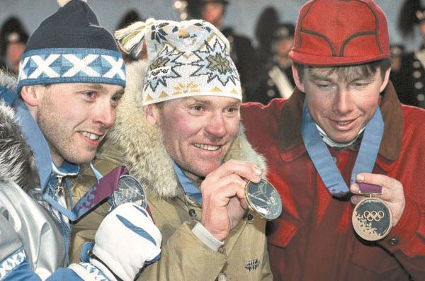 Казахстанский лыжник Владимир Смирнов (в центре) во время церемонии награждения на Олимпиаде в Лиллехаммере, 1994 год