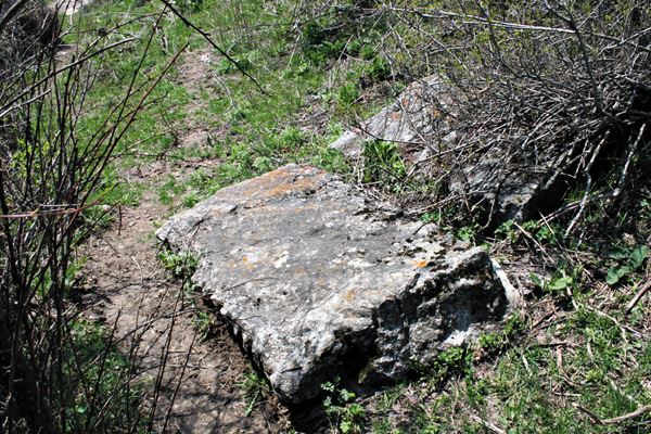 Камень со следами обработки