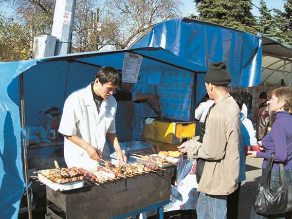 В Алматы работали стихийные точки общепита, в которые в обеденное время выстраивались огромные очереди