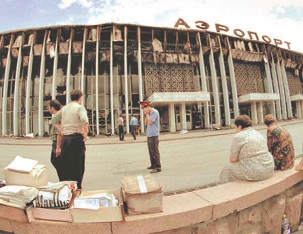 Вечером 8 июля полыхнул Алматинский аэропорт. За пару часов выгорело почти 9 000 квадратных метров терминала. По официальной версии, виновата некая повариха, которая щедро плеснула маслом во фритюрницу
