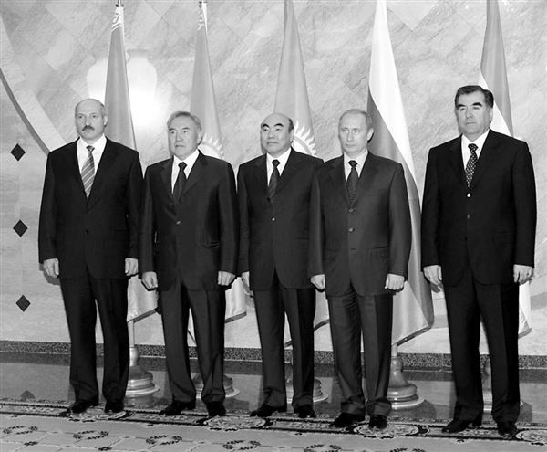 10 октября в Астане лидеры Казахстана, Беларуси, России, Таджикистана и Узбекистана подписали Договор об учреждении Евразийского экономического сообщества (ЕврАзЭС)