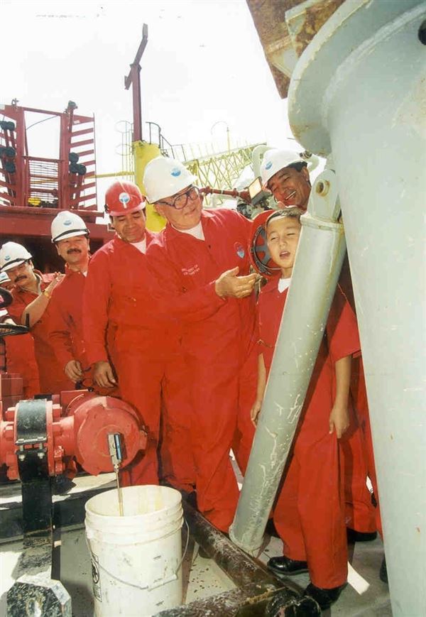 Нурсултан Назарбаев на открытии Кашагана помазал нефтью из разведочной скважины 7-летнего мальчика. Фото с сайта azh kz