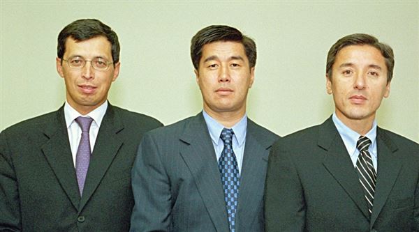 В феврале 2002-го  трое из основателей  ДВК  заявляют о создании другой политической организации  – партии «Ак жол»
