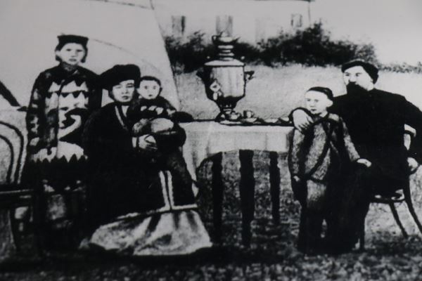 Семья И. Алтынсарина: жена Айганыс, сыновья Абдолла, Абдрахман и дочь Шарипа. 1889 г. Фотокопия