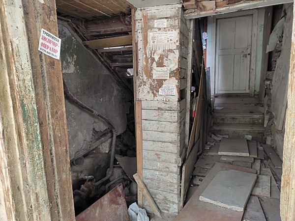 “Недавно от потолка отвалился огромный кусок бетона”, – рассказывает один из жильцов дома